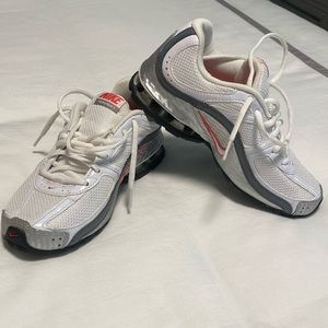 Nikereax tennis shoes. Like new, excellent condition. Size 5.5